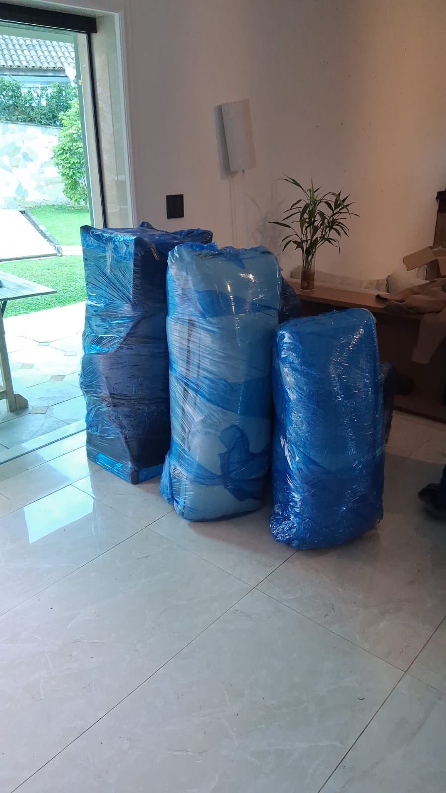 Detalhe da proteção com plástico stretch azul