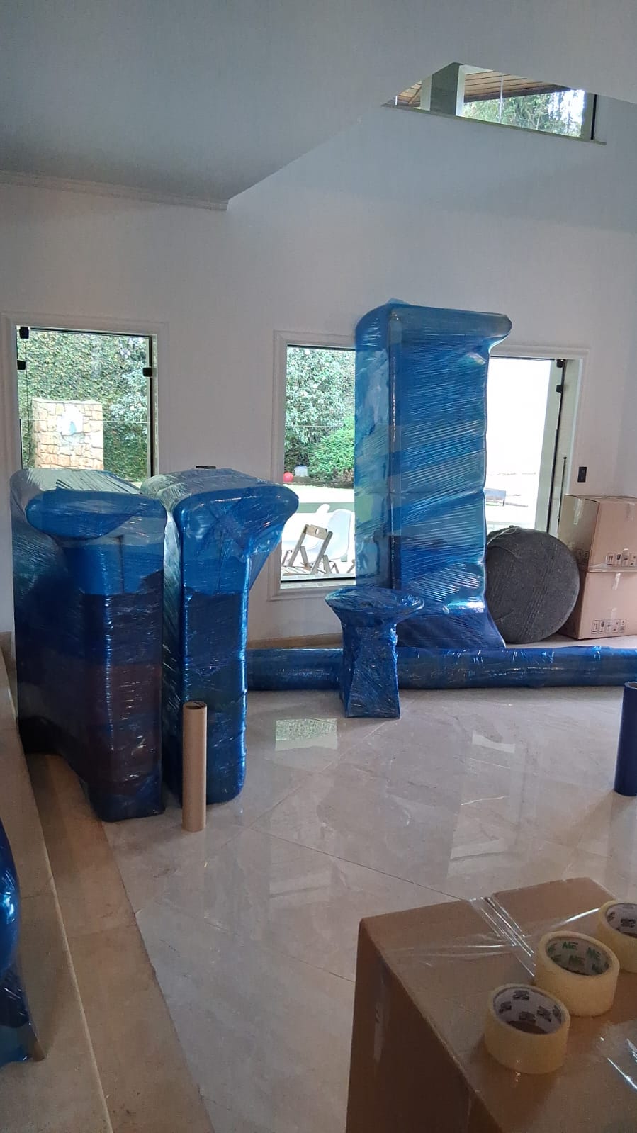 Móveis dentro da residência prontos para o transporte